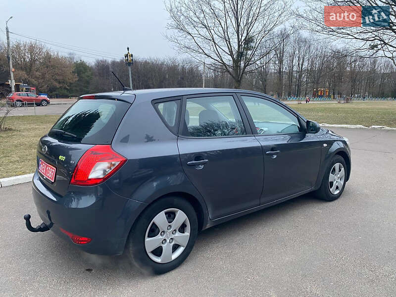 Хэтчбек Kia Ceed 2010 в Ровно