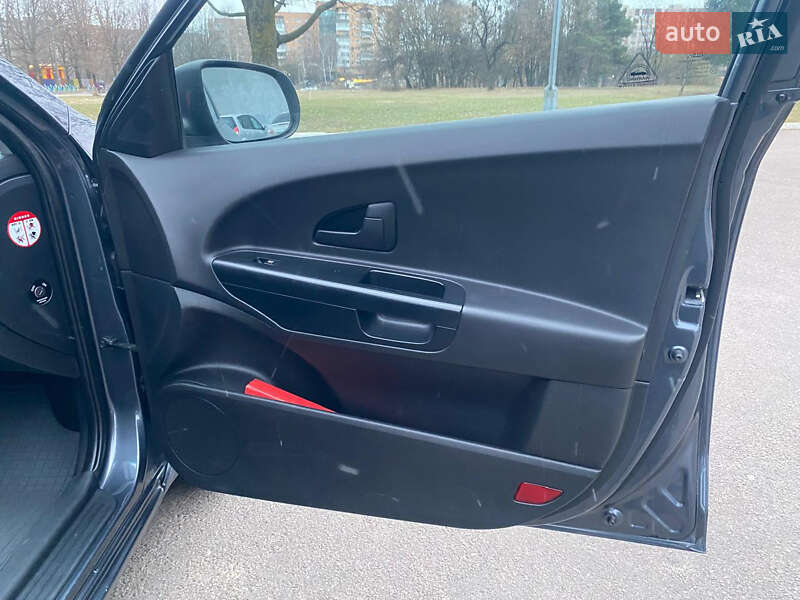 Хэтчбек Kia Ceed 2010 в Ровно