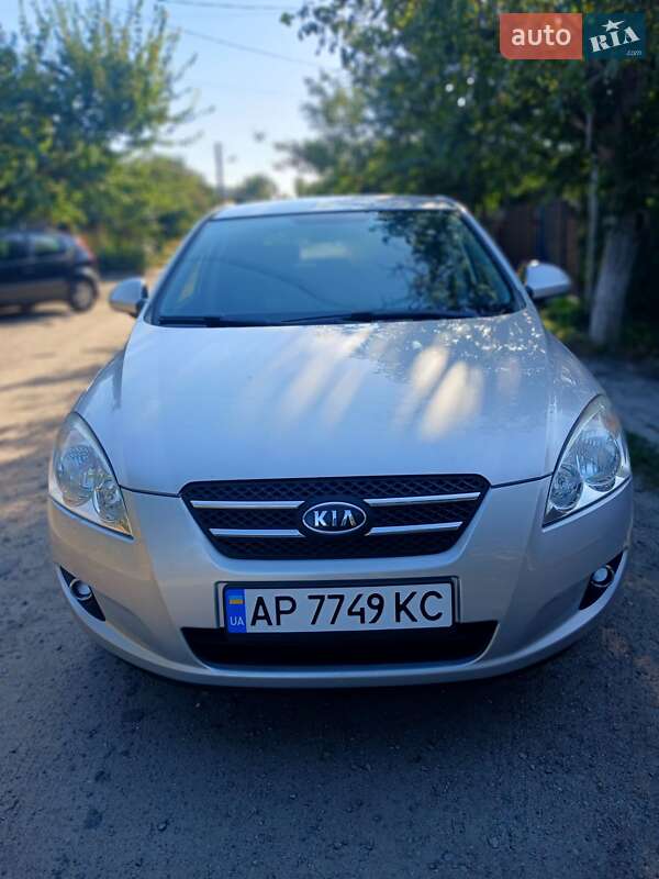 Хэтчбек Kia Ceed 2007 в 