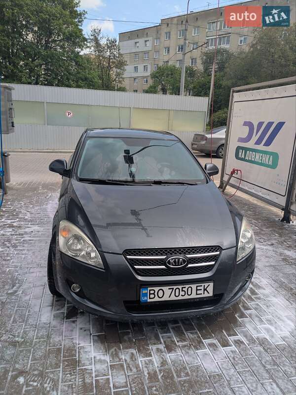 Хетчбек Kia Ceed 2008 в 