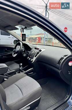 Хэтчбек Kia Ceed 2011 в 