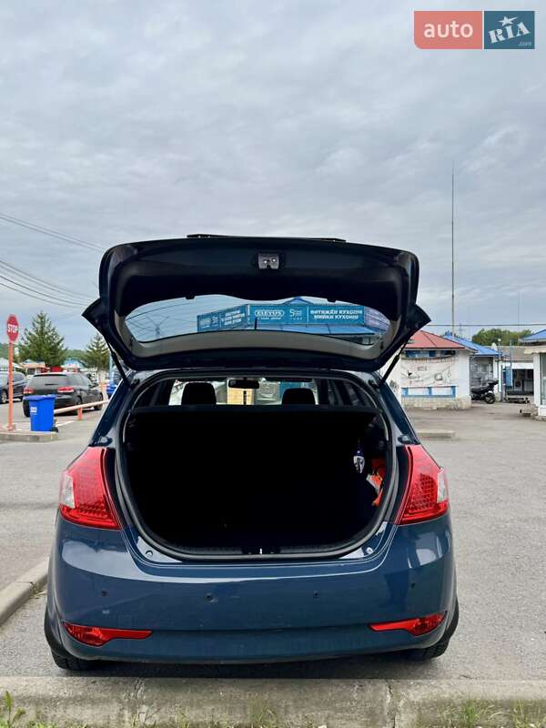 Хэтчбек Kia Ceed 2011 в Мукачево