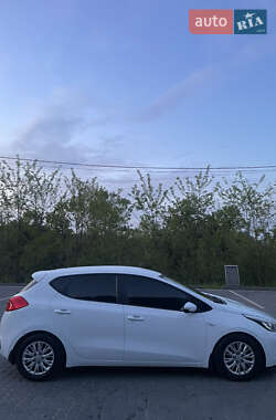 Хэтчбек Kia Ceed 2012 в 
