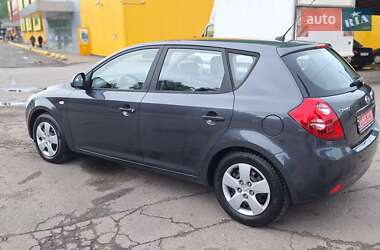 Хэтчбек Kia Ceed 2009 в 