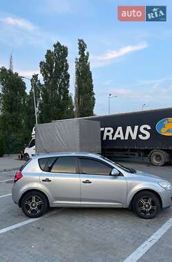 Хэтчбек Kia Ceed 2007 в 