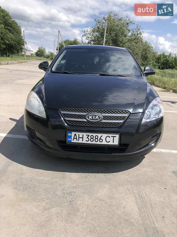Хэтчбек Kia Ceed 2008 в 