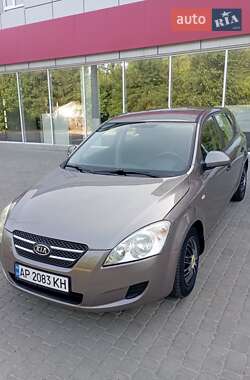 Хэтчбек Kia Ceed 2007 в 