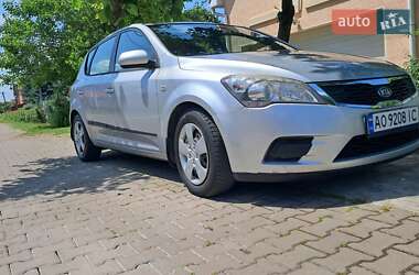 Хэтчбек Kia Ceed 2009 в 