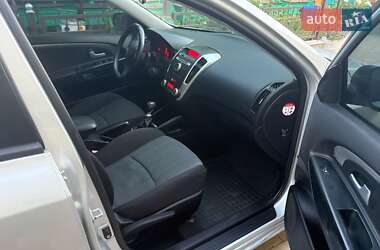 Хэтчбек Kia Ceed 2011 в 