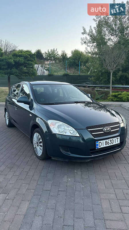 Хэтчбек Kia Ceed 2009 в 