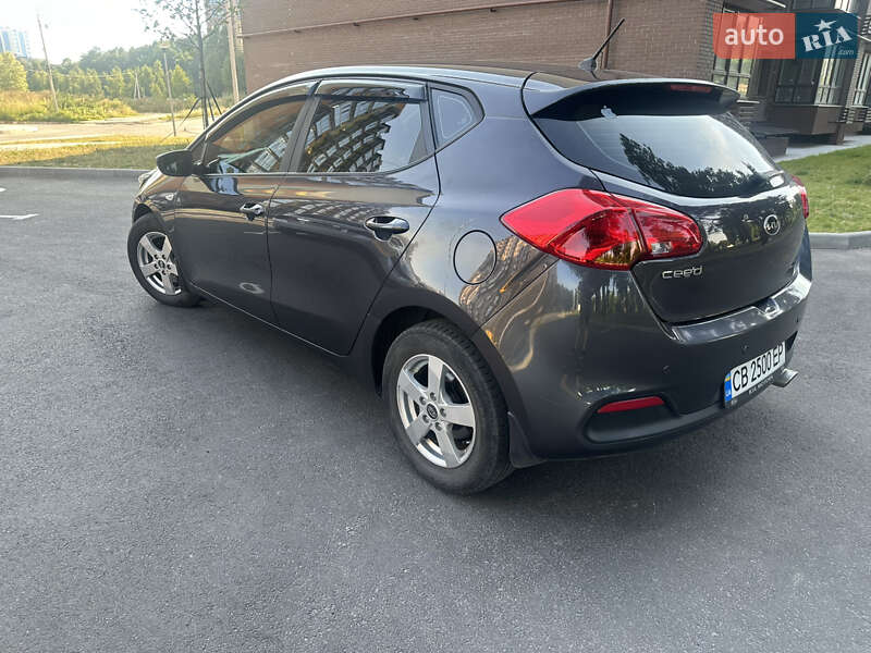 Хэтчбек Kia Ceed 2012 в Чернигове
