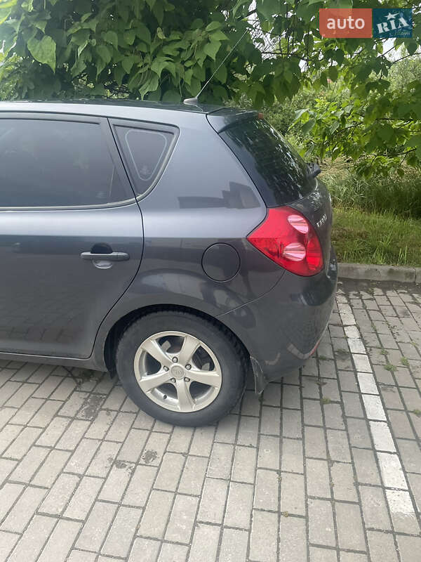 Хэтчбек Kia Ceed 2009 в Львове