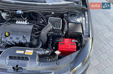 Хэтчбек Kia Ceed 2010 в 