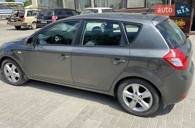 Хэтчбек Kia Ceed 2010 в 