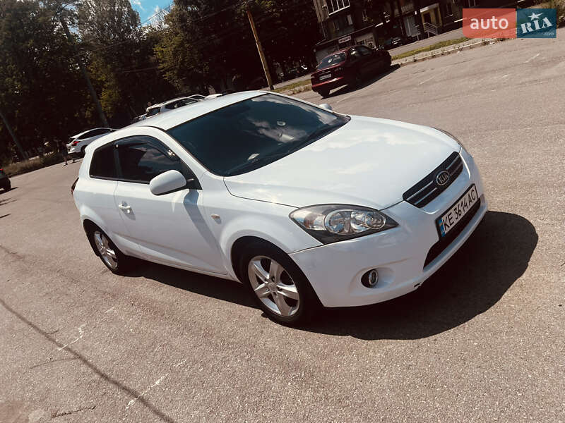 Хэтчбек Kia Ceed 2010 в 