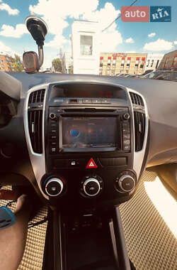 Хэтчбек Kia Ceed 2010 в 