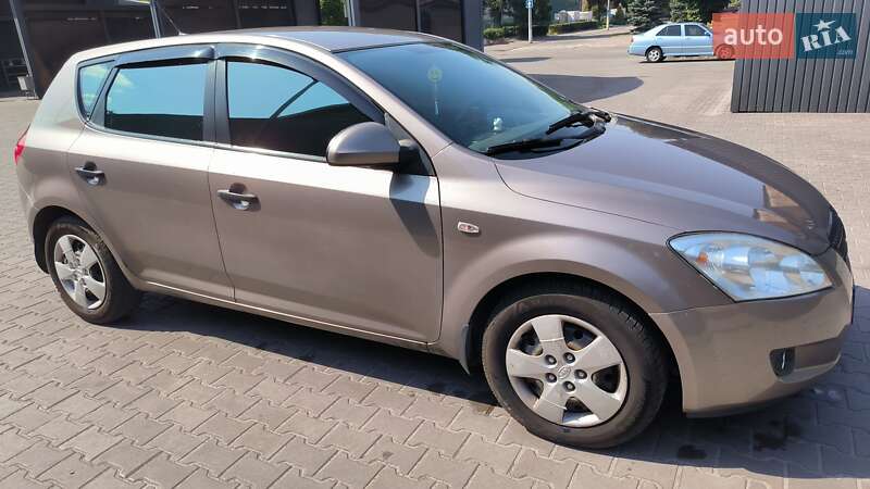 Хэтчбек Kia Ceed 2008 в Каменском