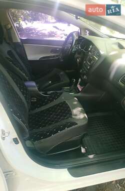 Хэтчбек Kia Ceed 2013 в 