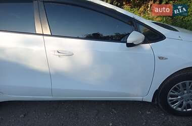 Хэтчбек Kia Ceed 2013 в 