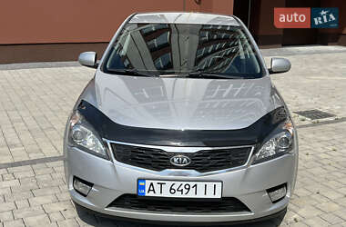 Хэтчбек Kia Ceed 2010 в 