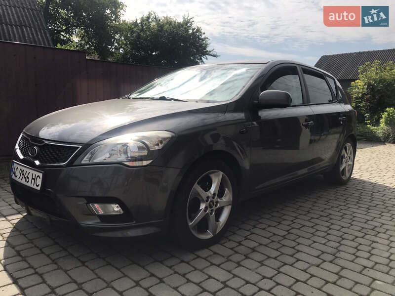 Хэтчбек Kia Ceed 2009 в 
