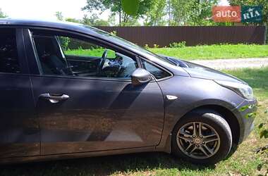 Хэтчбек Kia Ceed 2012 в 