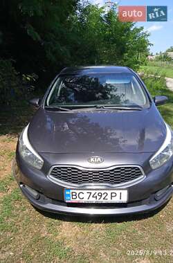 Хэтчбек Kia Ceed 2012 в 