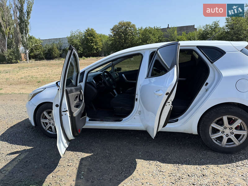 Хетчбек Kia Ceed 2012 в Дніпрі