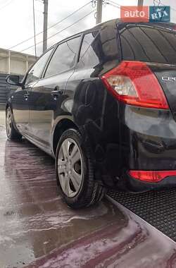 Хэтчбек Kia Ceed 2011 в 