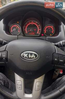 Хэтчбек Kia Ceed 2011 в 