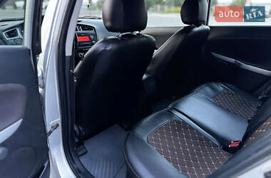 Хэтчбек Kia Ceed 2012 в 