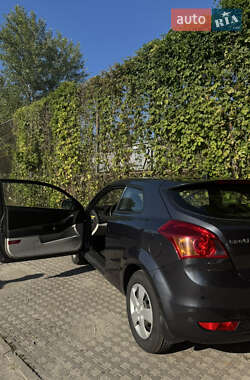 Хэтчбек Kia Ceed 2008 в 