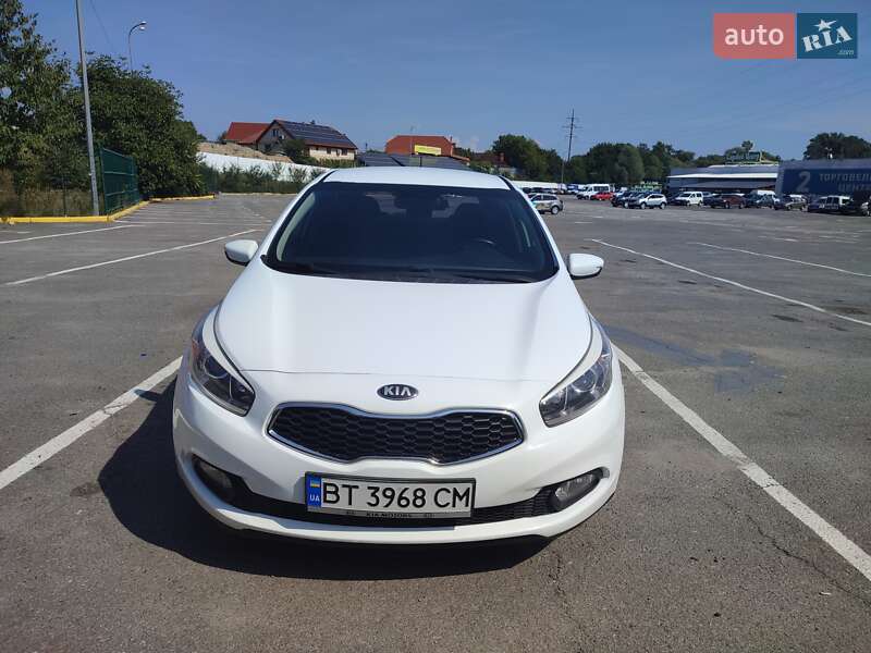 Хэтчбек Kia Ceed 2012 в 