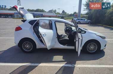 Хэтчбек Kia Ceed 2012 в 