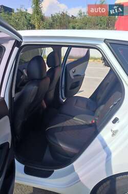 Хэтчбек Kia Ceed 2012 в 