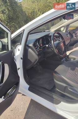 Хэтчбек Kia Ceed 2012 в 