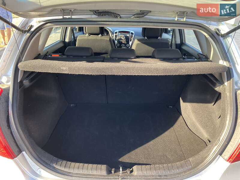Хэтчбек Kia Ceed 2011 в Луцке