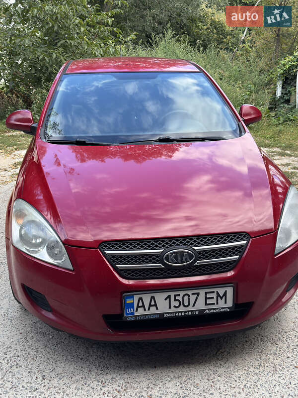 Хэтчбек Kia Ceed 2008 в 