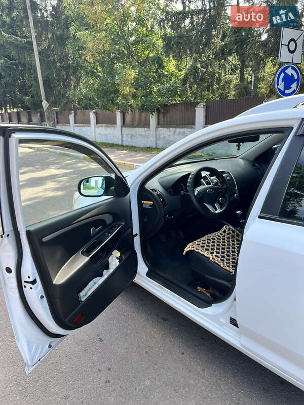 Универсал Kia Ceed 2010 в Радомышле