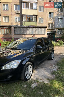 Хэтчбек Kia Ceed 2009 в 