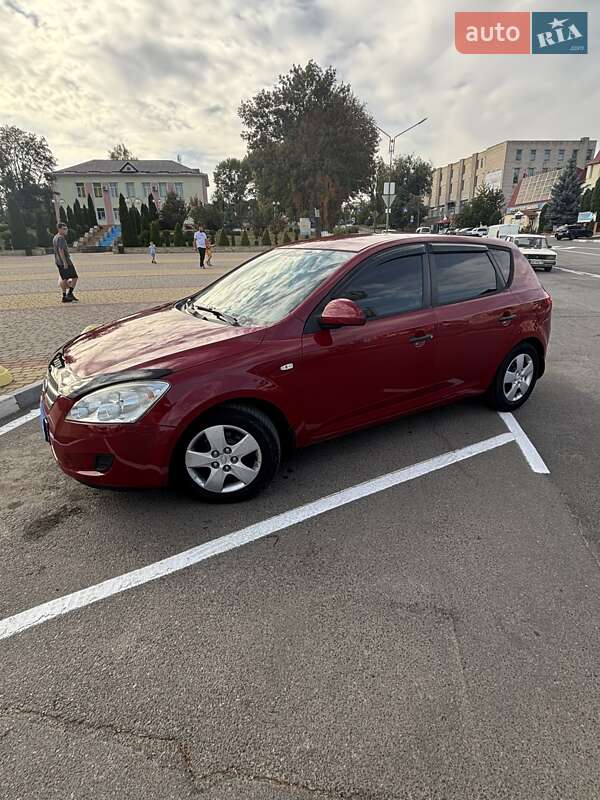 Хэтчбек Kia Ceed 2007 в 