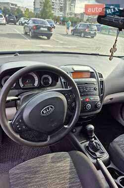 Хэтчбек Kia Ceed 2008 в 