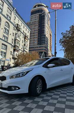 Хэтчбек Kia Ceed 2013 в 