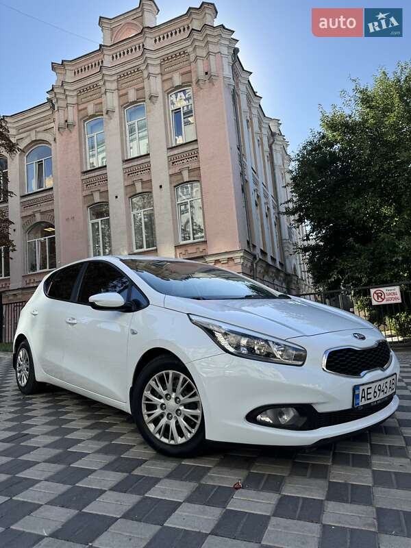 Хэтчбек Kia Ceed 2013 в 