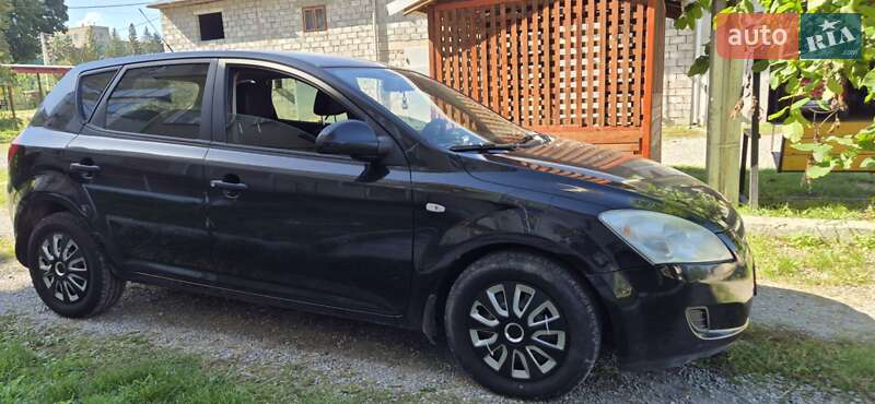 Хэтчбек Kia Ceed 2008 в 