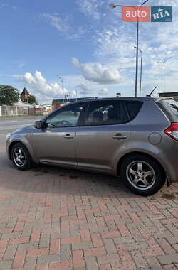 Хэтчбек Kia Ceed 2011 в 