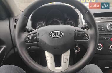 Хэтчбек Kia Ceed 2011 в 