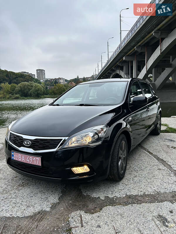 Хэтчбек Kia Ceed 2009 в 
