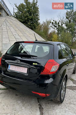 Хэтчбек Kia Ceed 2009 в 