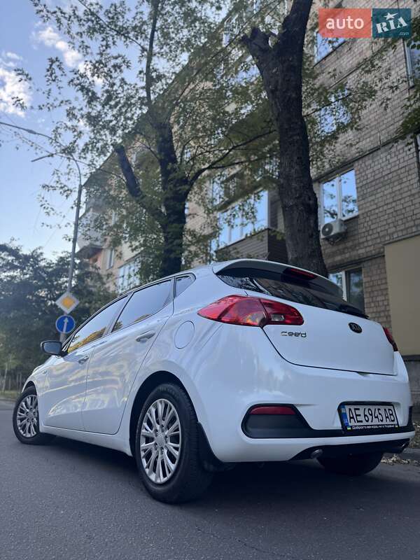 Хэтчбек Kia Ceed 2013 в 